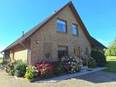 Einfamilienhaus mit Einliegerwohnung - Idyllisch gelegenes Einfamilienhaus mit Einliegerwohnung in Feldrandlage
