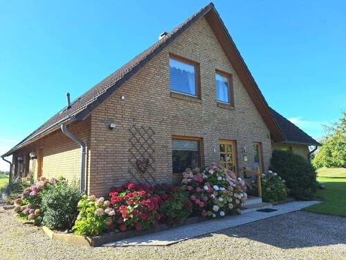 Einfamilienhaus mit Einliegerwohnung - Idyllisch gelegenes Einfamilienhaus mit Einliegerwohnung in Feldrandlage