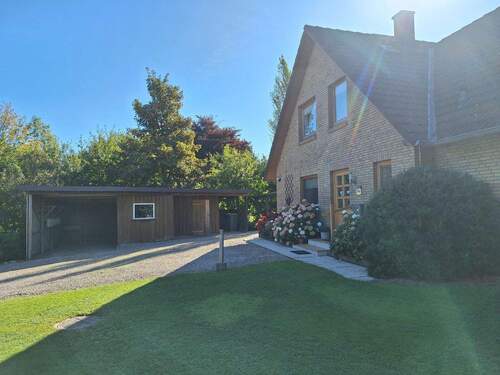 Blick auf das Carport und die Schuppen - 