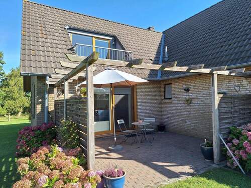 Blick auf Terrasse und Balkon des Haupthauses - 