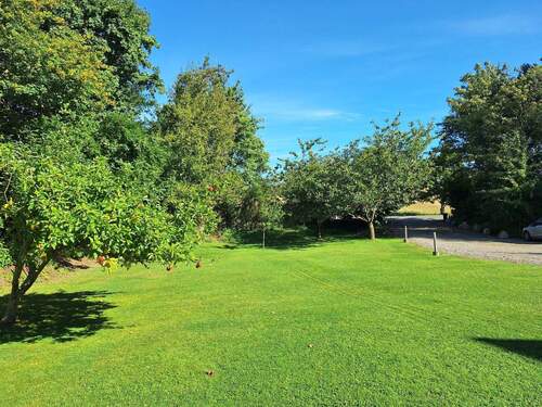 Blick über das weitläufige Grundstück - 