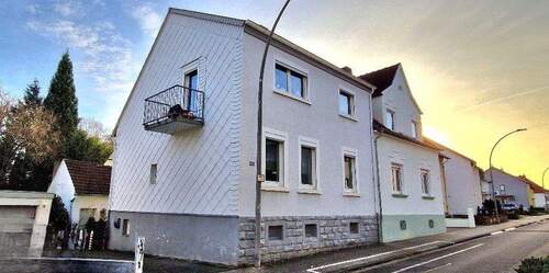 Ansicht mit Einfahrt - Schickes Einfamilienhaus in sehr gutem Zustand, mit Balkon, Terrasse, großem Garten mit Gartenhaus und Garage, in ruhiger Lage von Rohrbach