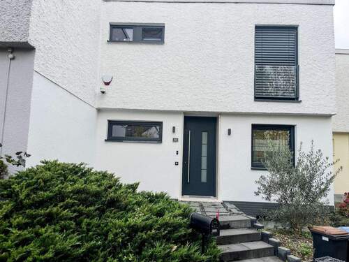 Hausansicht Eingang - 4 Zimmer Reihenmittelhaus zum Kaufen in Dreieich