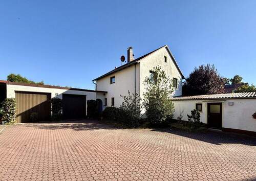 weitläufiger Eingangs- und Hofbereich - 