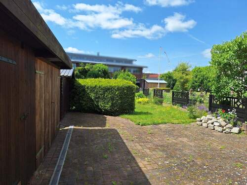 Rückwärtige Seite mit Rasenfläche - 