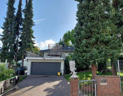 Einfahrt und Doppelgarage - Freistehender Bungalow in Freisen OT, mit Wintergarten, Gartenterrasse, Garten und Doppelgarage (zusätzliche Tor-Zufahrt Rückseite)