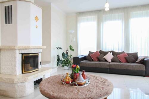 Wohnzimmer - Modernes Einfamilienhaus mit Garten, hochwertiger Ausstattung und vielseitigem Raumangebot