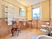 Das Badezimmer mit Badewanne - 