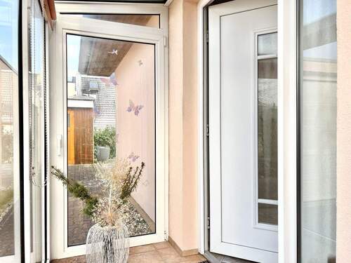 Der Glasvorbau am Eingang - Bungalow mit 91,10 m&sup2; in Rostock zum Kaufen