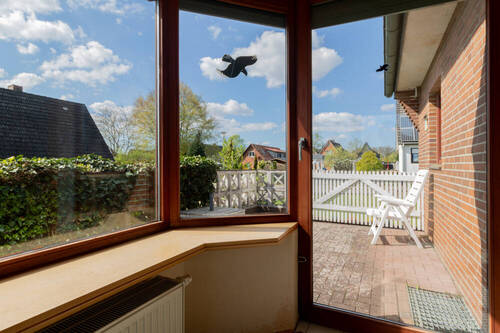 Blick aus dem Anbau auf die Terrasse - 