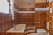 Badezimmer mit Wanne und Dusche - 