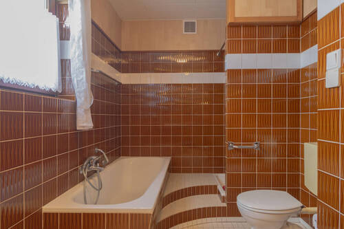 Badezimmer mit Wanne und Dusche - 