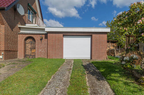 Garage mit elektrischem Tor - Einfamilienhaus mit 109,00 m&sup2; in Lauenburg/Elbe zum Kaufen