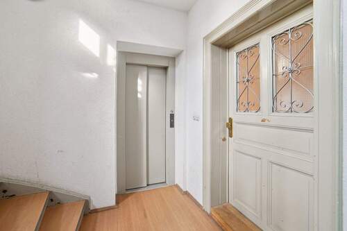 Eingangstür mit Aufzug - 2 Zimmer Etagenwohnung zum Kaufen in Leipzig