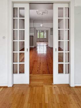 Blick in den Wohnbereich - 4 Zimmer Etagenwohnung in Bonn