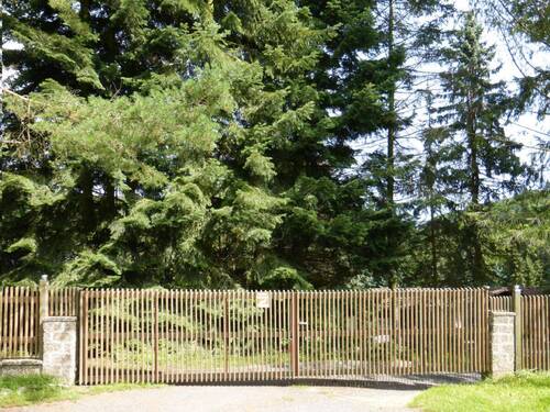 Rundum eingezäuntes Grundstück - 