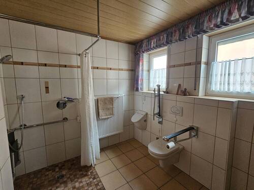 großes Tageslichbad (barrierefrei) - 