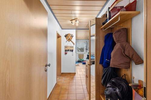 Wohnungseingang - 5 Zimmer Etagenwohnung zum Kaufen in Kümmersbruck