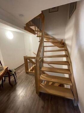 neue Treppe - 6 Zimmer Mehrfamilienhaus, Wohnhaus in Giebelstadt