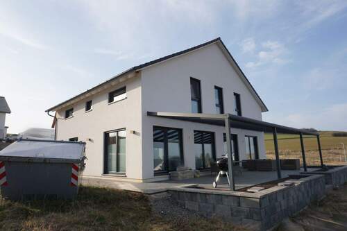 Ansicht vom Wohnhaus.JPG - ***Traumhaftes, neuwertiges Einfamilienhaus mit Einliegerwohnung in Bad Arolsen zu verkaufen ***