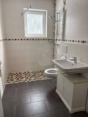 Bad mit ebenerdiger Dusche - 