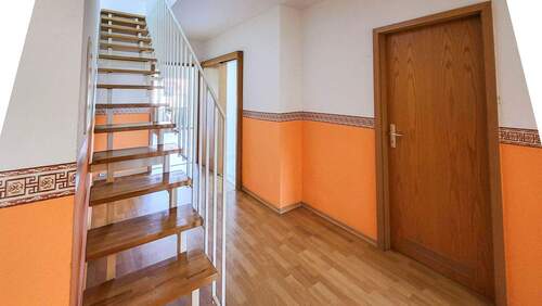 Flur mit Treppenaufgang - 