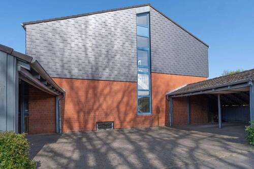 Seitenansicht mit Carport - 5 Zimmer Reihenendhaus zum Kaufen in Kiel