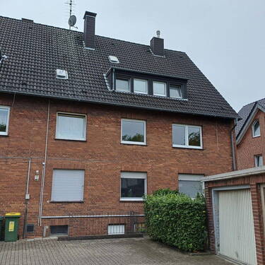 Rückseite Haus - 3 Zimmer Etagenwohnung zum Kaufen in Oberhausen
