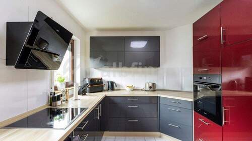 Einbauküche samt Elektrogeräte - Wohnen wie im Haus: 120 m² mit 2 Garagen und Hobbykeller