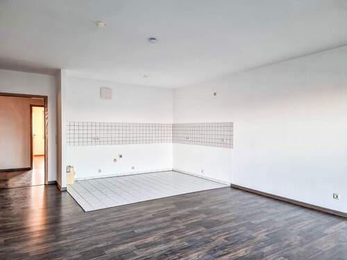 Wohnzimmer mit offener Küche - 3 Zimmer Etagenwohnung zur Miete in Leipzig