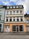 01.jpeg - Wohn- und Geschäftshaus mit Nebengebäuden im Zentrum