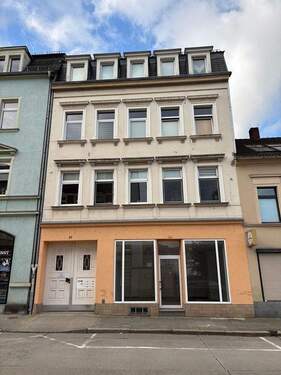 01.jpeg - Wohn- und Geschäftshaus mit Nebengebäuden im Zentrum