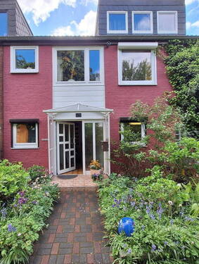 Vorderansicht Haus - Familienfreundliches 5-Zimmer- Mittelreihenhaus in bevorzugter Wohnlage