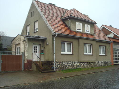 Bild 1 u. 2 Straßenseitige Hausansicht - Kleines landwirtschaftliches Anwesen mit Wohnhaus, Stallungen, Scheune im Dorfbereich von Jübar (Sachsen Anhalt) zu verkaufen.