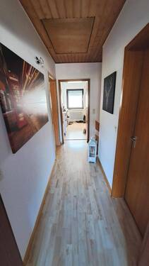 Flur im Dachgeschoss mit Zugang zum Dachspitz - 
