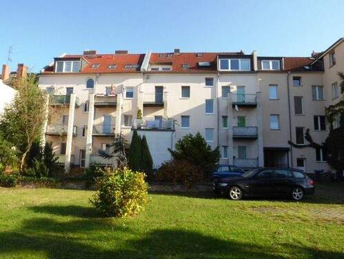 Objektansicht hofseitig - 2-Zimmer-Wohnung mit großzügiger Terrasse in Bahnhofsnähe!