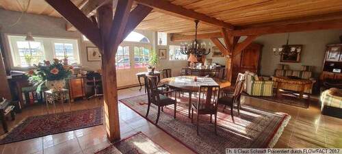 Wohnzimmer mit Eichenständerwerk - 5 Zimmer Bauernhaus, Landhaus zum Kaufen in Ovelgönne