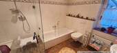 Badezimmer mit Wanne und Dusche - 