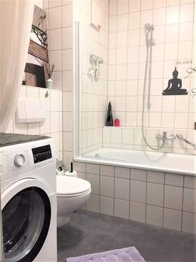 Badezimmer mit Waschmaschine - 