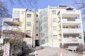 Objektansicht straßenseitig - Vermietete 2 Zimmerwohnung-Maisonette im EG mit einer Terrasse und weiterer Nutzfläche im UG