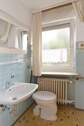 Tageslichtbad im Obergeschoss (Waschbecken / WC) - 
