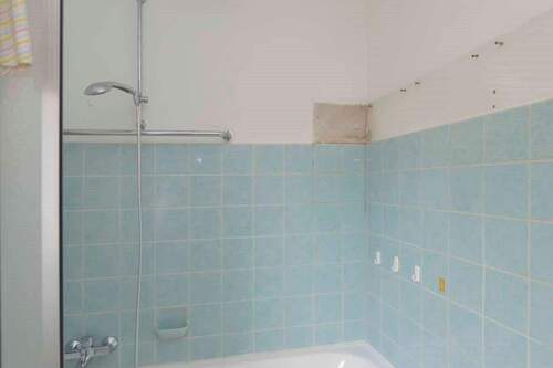 Tageslichtbad im Obergeschoss (Badewanne mit Duschabtrennung) - 