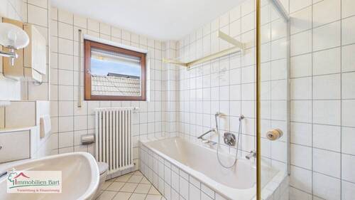 OG - Tageslichtbad mit Wanne und Dusche - 