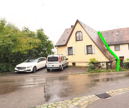 Außenansicht mit Pkw Stellplätzen - 
