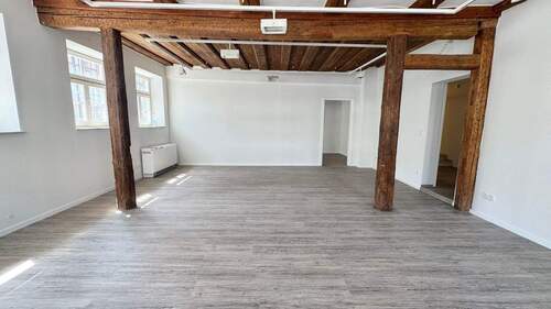 großer Büroraum.jpg - Mitten in der City ! Chice renovierte Gewerbeeinheit 80m² mit drei Räumen, in einem historischen Fachwerkhaus im EG