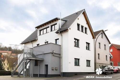 Straßenansicht - 8 Zimmer Mehrfamilienhaus, Wohnhaus zum Kaufen in Haibach