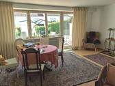 Wohn-Eßzimmer mit Zugang zur Terrasse - 