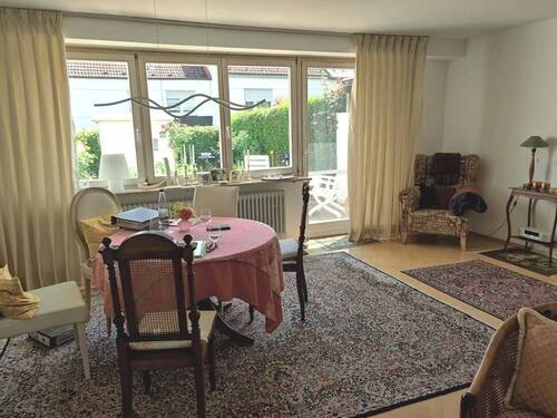 Wohn-Eßzimmer mit Zugang zur Terrasse - 