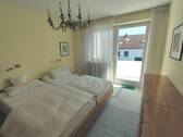 Schlafzimmer mit Zugang zum Balkon - 