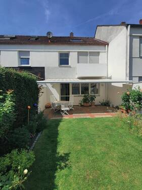 Südseite mit Garten und großflächiger Markise - Charmantes Reihenmittelhaus mit Garage in ruhiger Lage von Lappersdorf